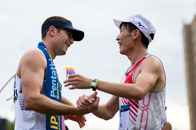 Sourires partagés et fair-play avec son adversaire japonais.